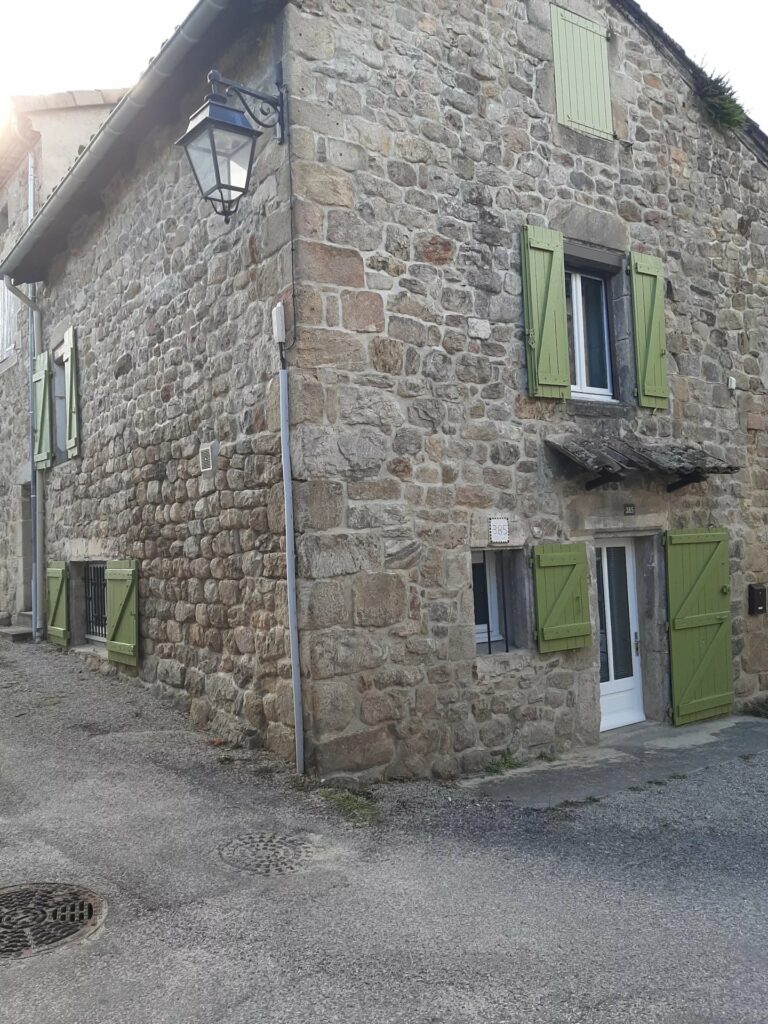 Maison de village en pierre T4 rénovée