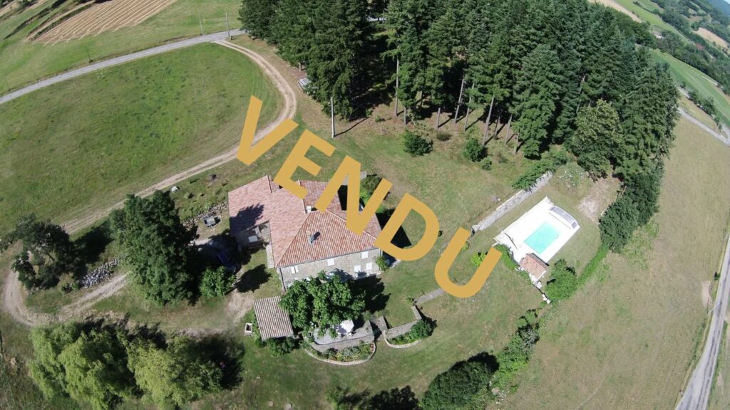 À proximité de Vernoux-en-Vivarais  Grande propriété en pierre avec vue panoramique