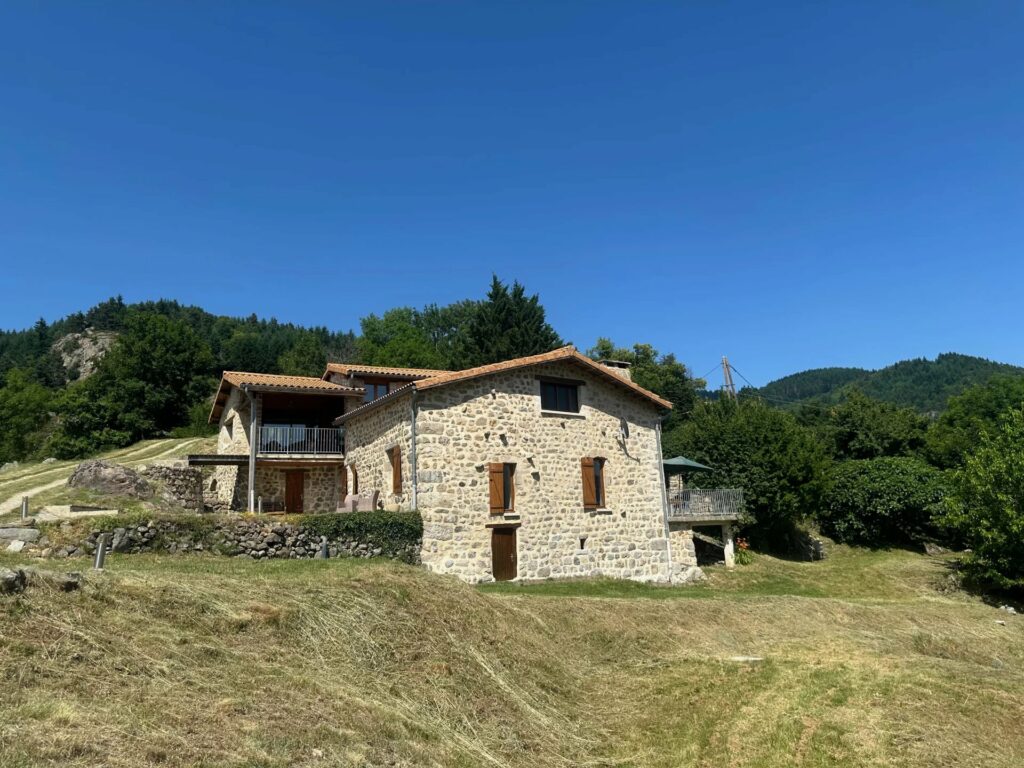 Propriété en pierre rénovée  243 m² habitables  Vue imprenable  Vallée de l&rsquo;Eyrieux