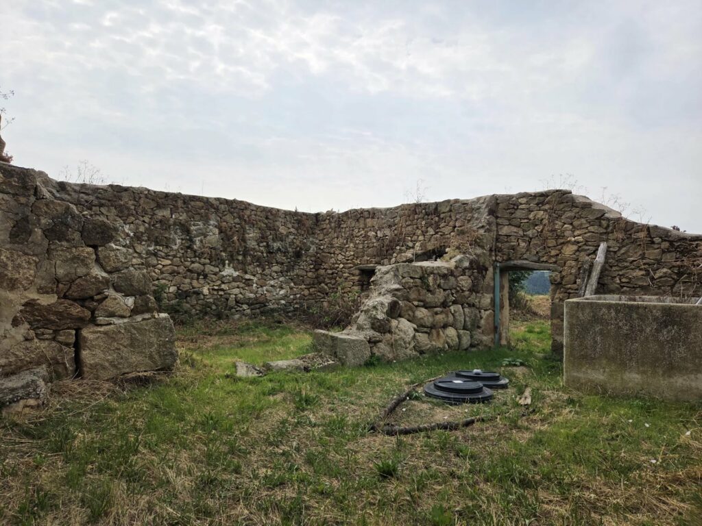 Maison en pierre à rénover avec ruine à réhabiliter