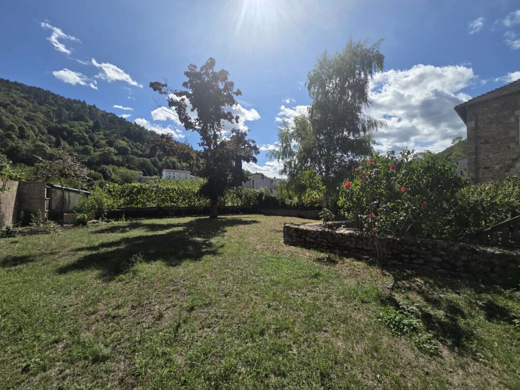 Maison de caractère en pierre  246 m²  – Jardin