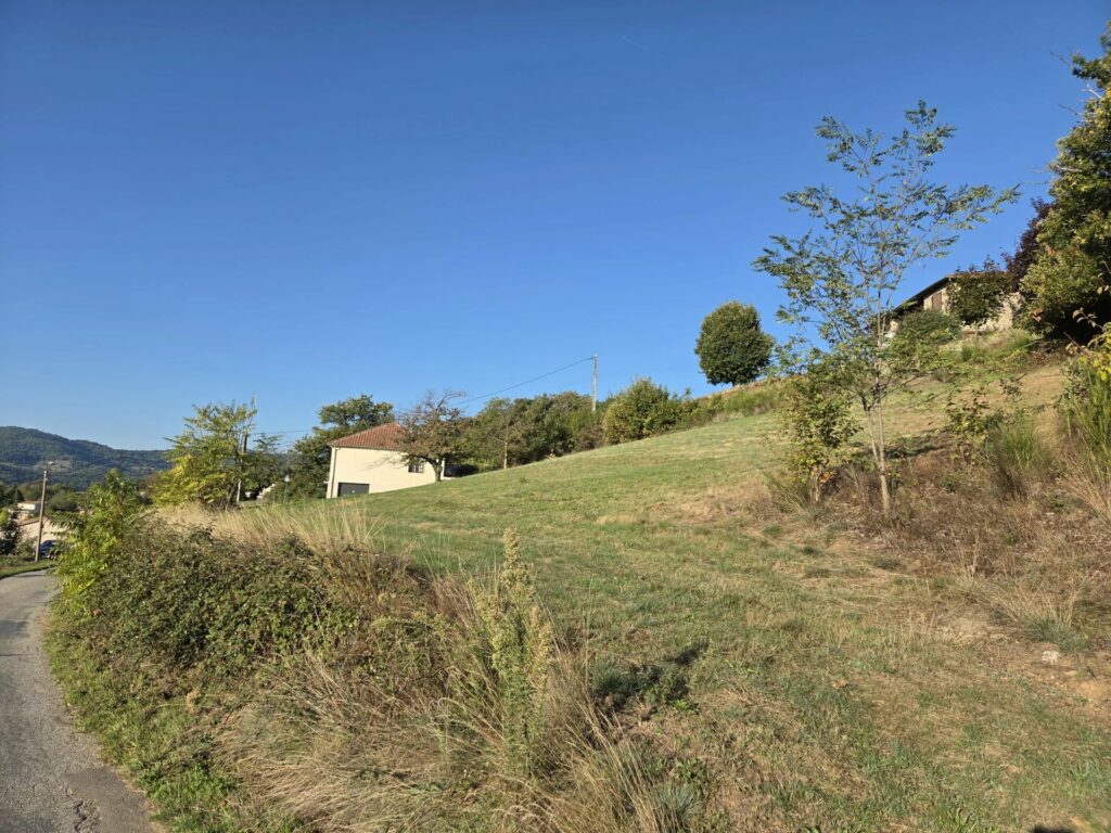 07 – Empurany – Terrain constructible avec terrains d&rsquo;agrément plein sud et vue dégagée