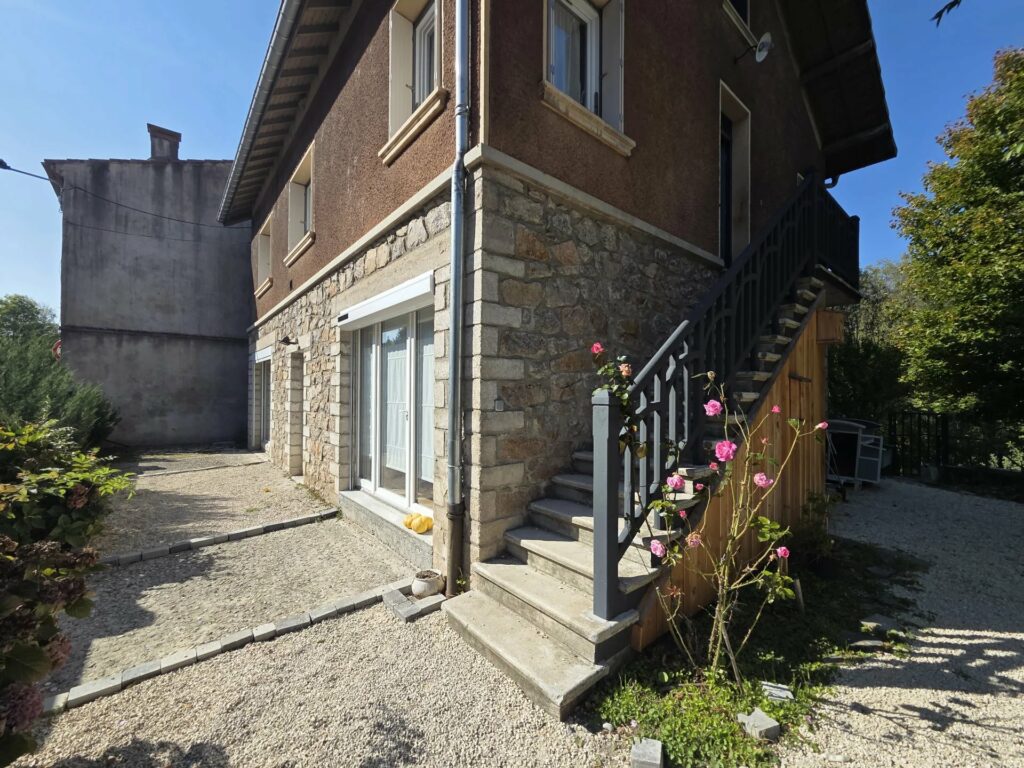 SAINT BASILE – Maison avec grand terrain