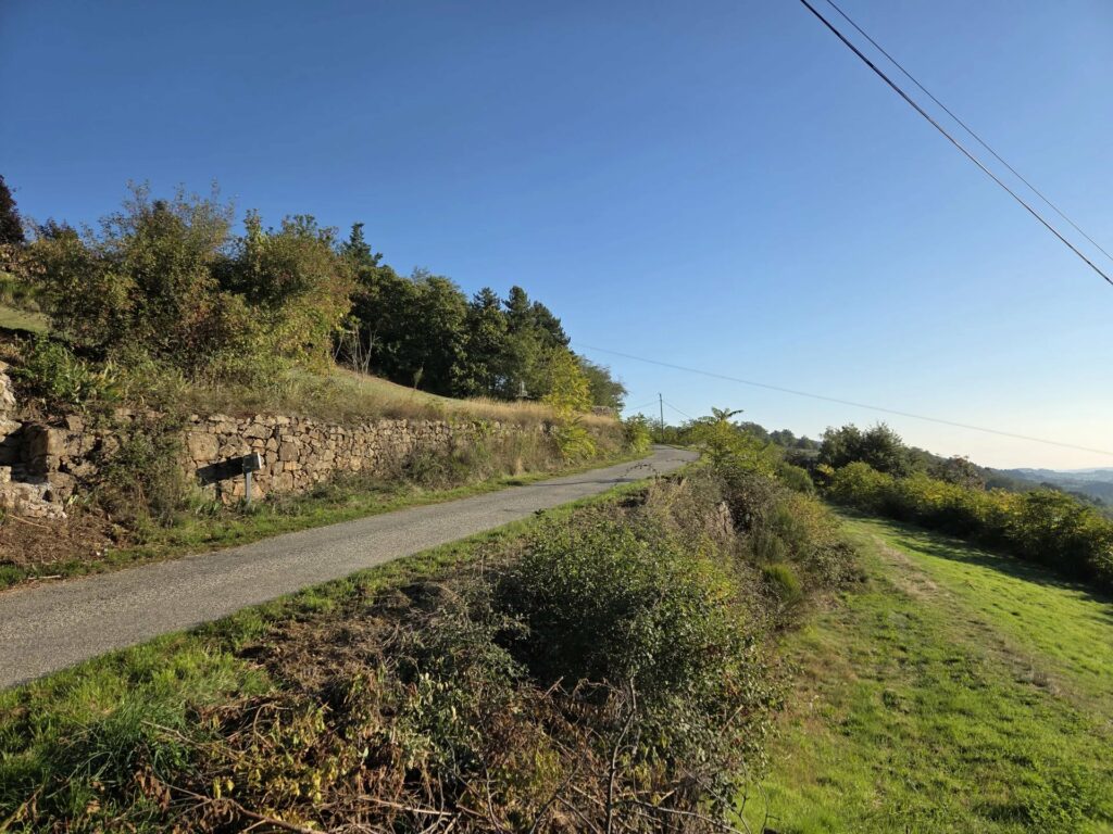 07 – Empurany – Terrain constructible avec terrains d&rsquo;agrément plein sud et vue dégagée