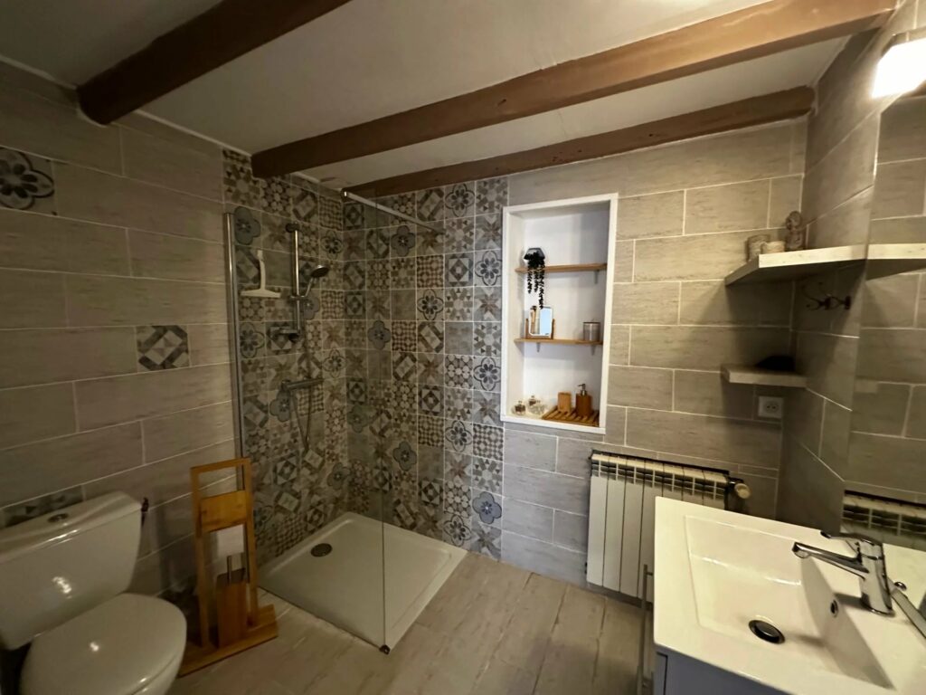 Ensemble immobilier en pierre de pays avec dépendances et terrains