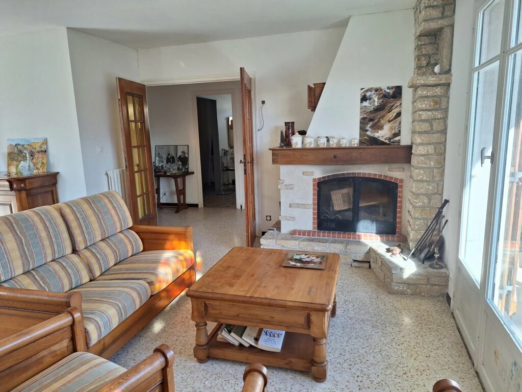 Grande maison individuelle avec terrain et garages