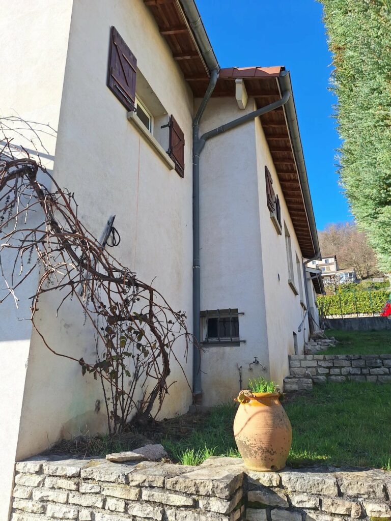 Grande maison individuelle avec terrain et garages