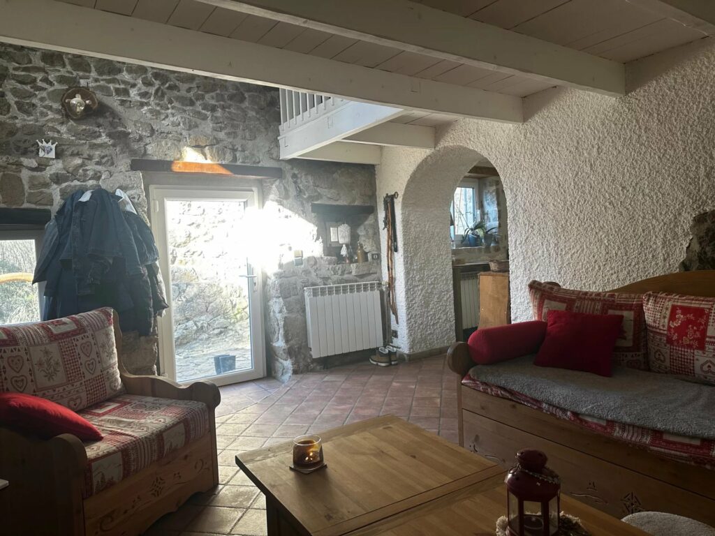 Ensemble immobilier en pierre de pays avec dépendances et terrains