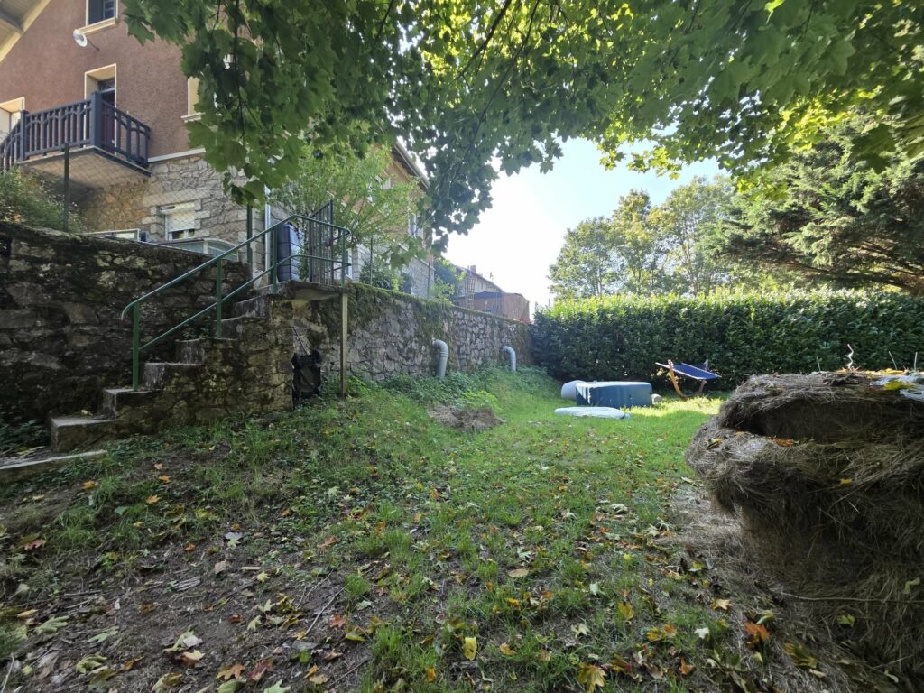 SAINT BASILE – Maison avec grand terrain