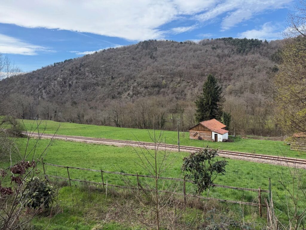 Ensemble immobilier en pierre de pays avec dépendances et terrains