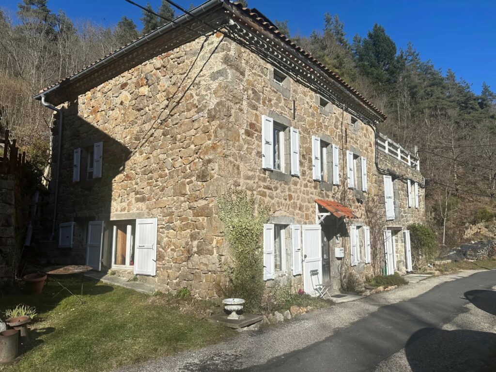 Grande Maison en pierre à SAINT PIERRE SUR DOUX