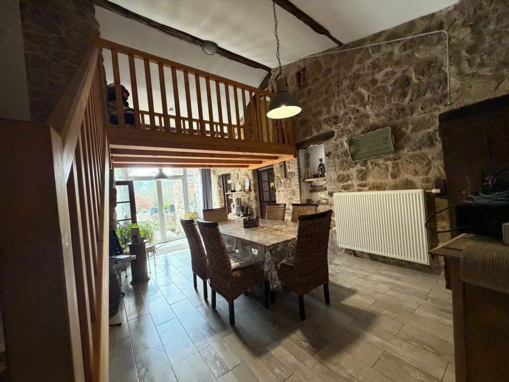 Ensemble immobilier en pierre de pays avec dépendances et terrains