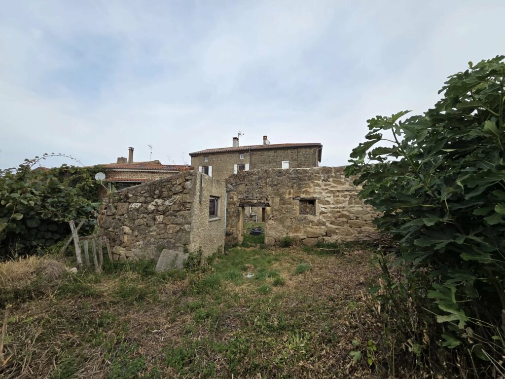 Maison en pierre à rénover avec ruine à réhabiliter