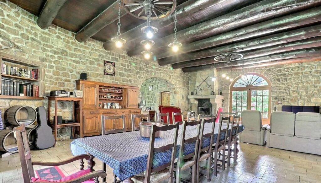 Propriété en pierre avec dépendances