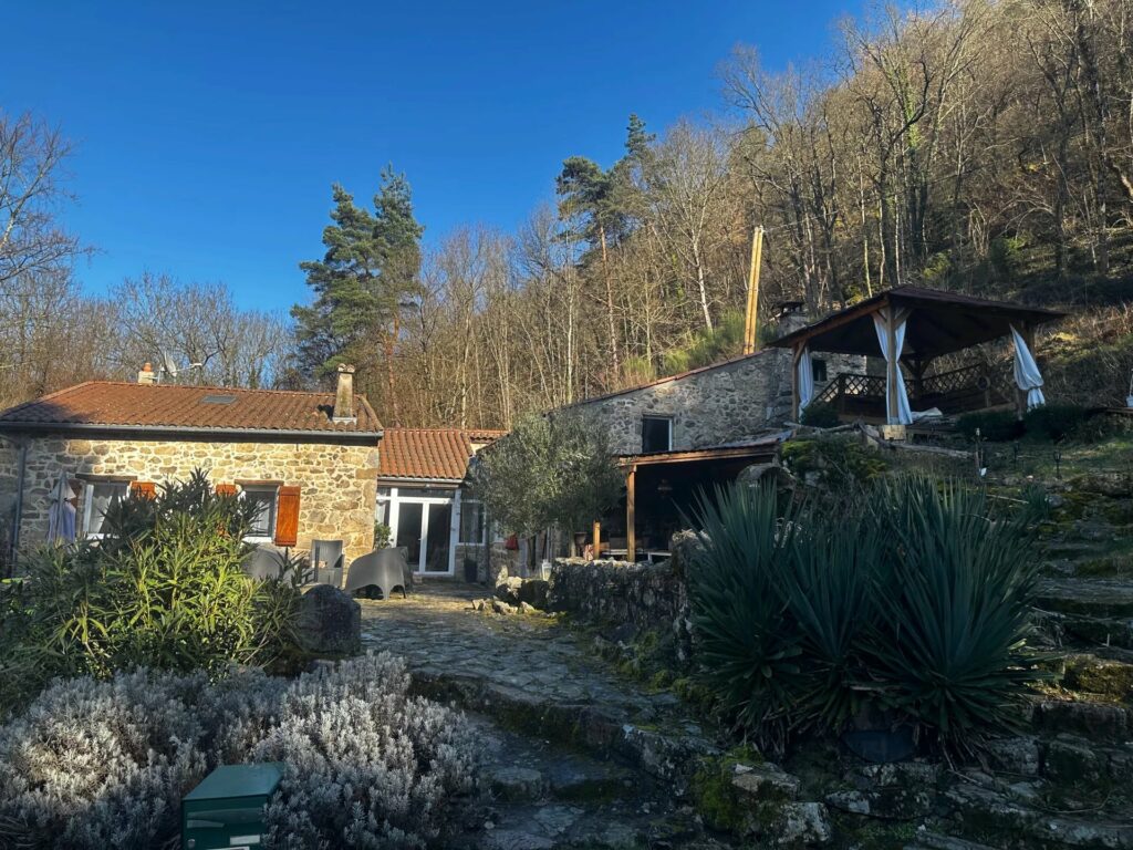 Ensemble immobilier en pierre de pays avec dépendances et terrains