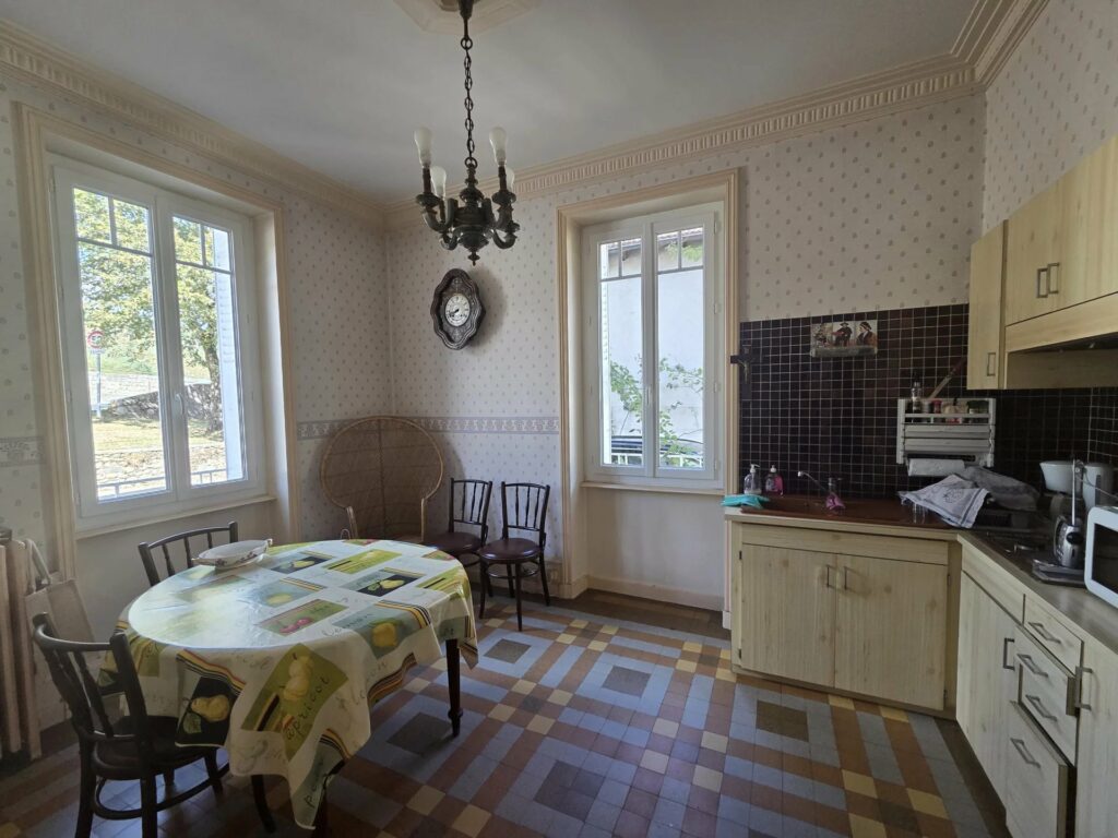 Maison de caractère en pierre  246 m²  Jardin  Centre de Lamastre à pied