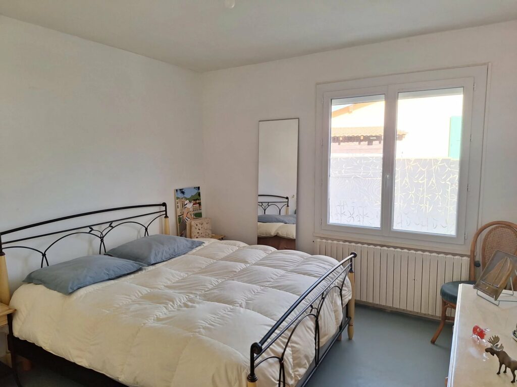 Grande maison individuelle avec terrain et garages