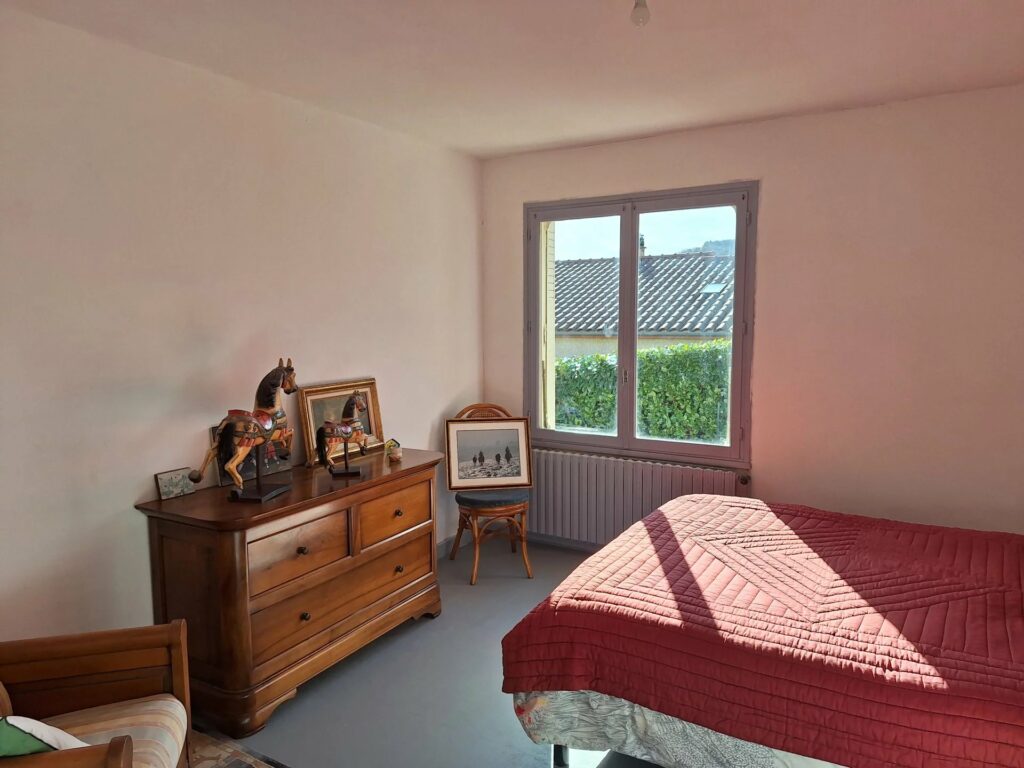 Grande maison individuelle avec terrain et garages