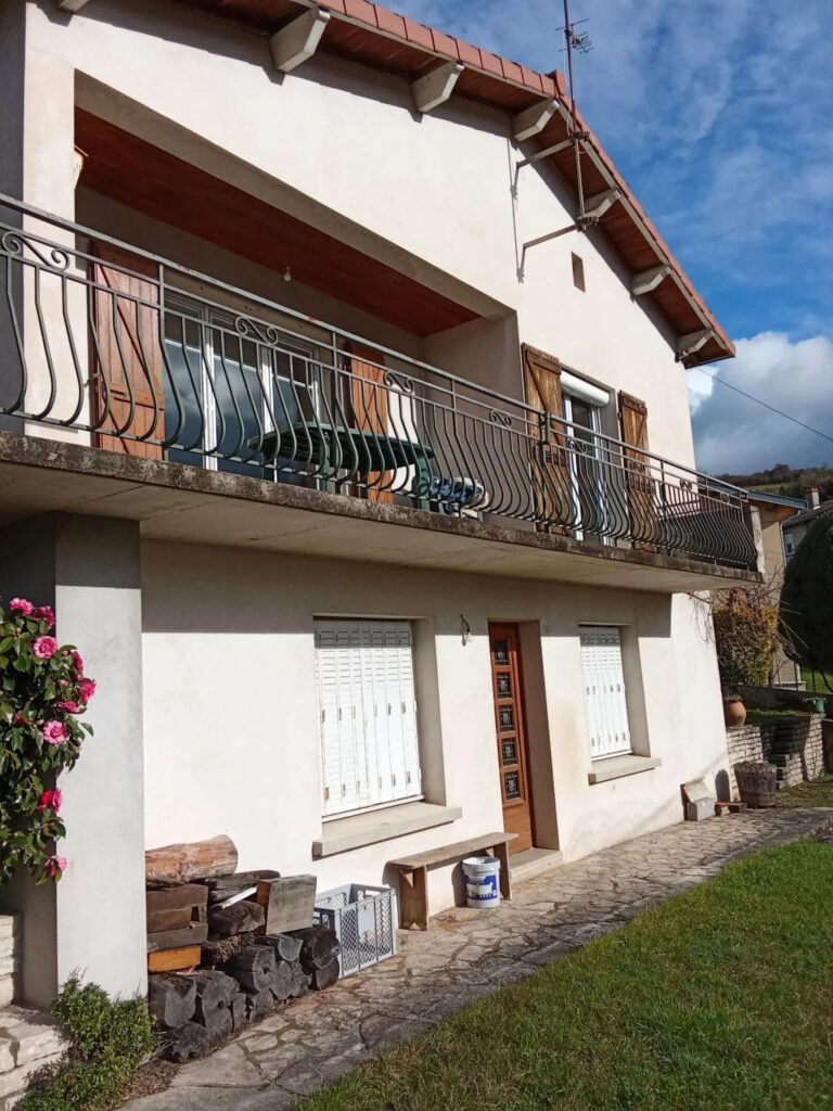 Grande maison individuelle avec terrain et garages