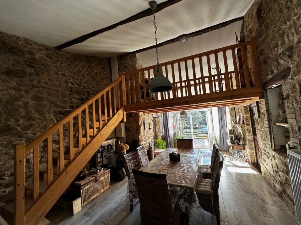 Ensemble immobilier en pierre de pays avec dépendances et terrains