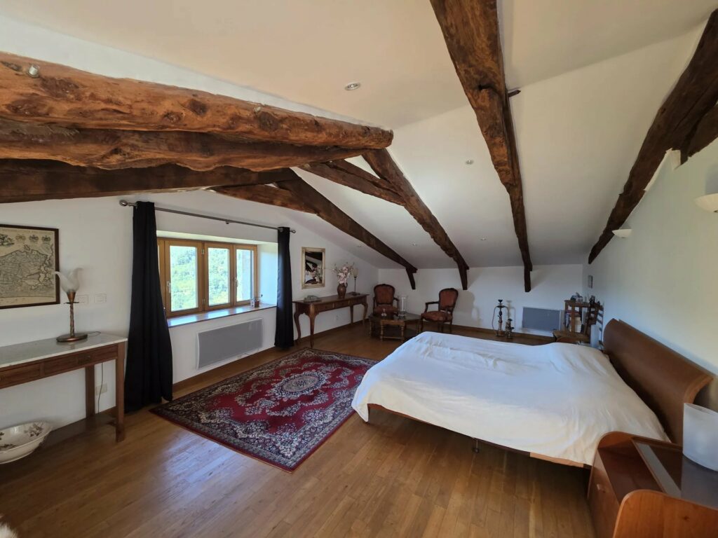 Propriété en pierre rénovée  243 m² habitables  Vue imprenable  Vallée de l&rsquo;Eyrieux