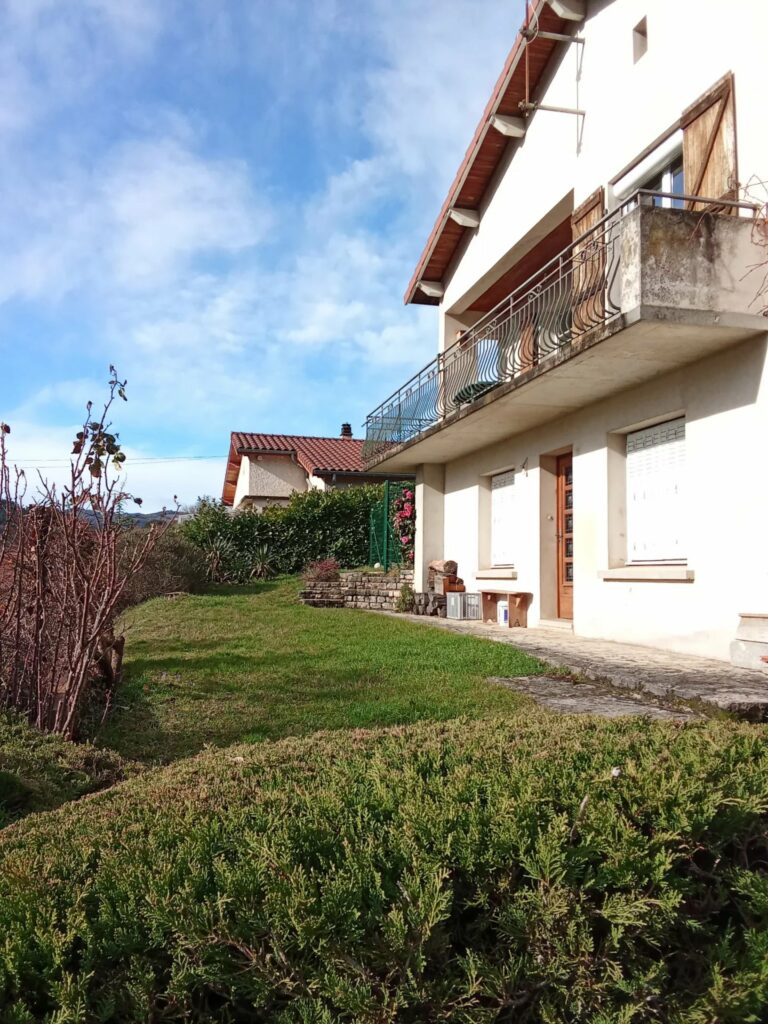 Grande maison individuelle avec terrain et garages