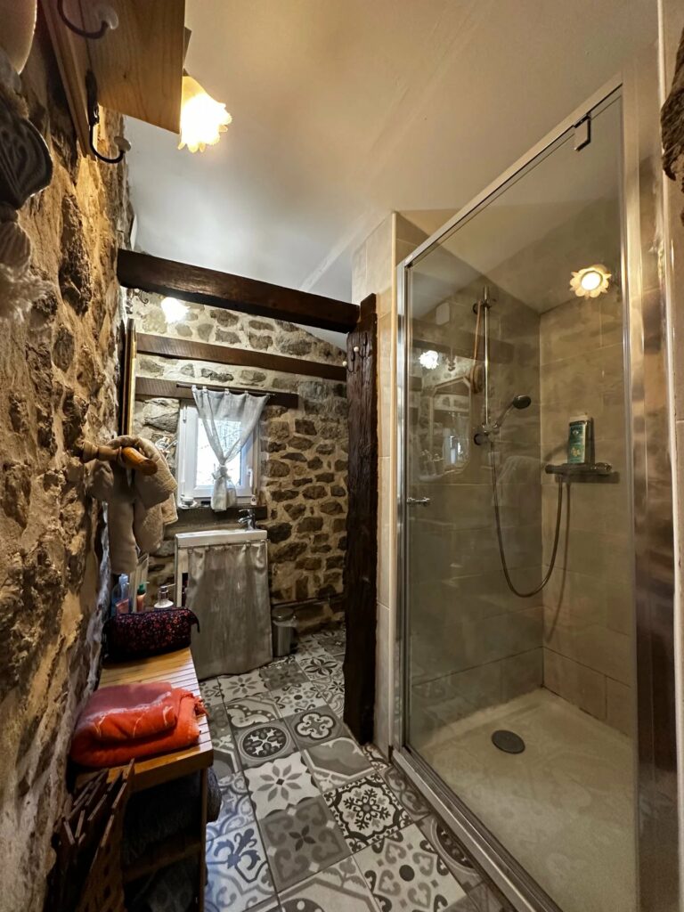 Ensemble immobilier en pierre de pays avec dépendances et terrains