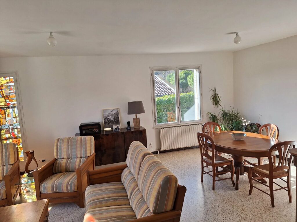 Grande maison individuelle avec terrain et garages