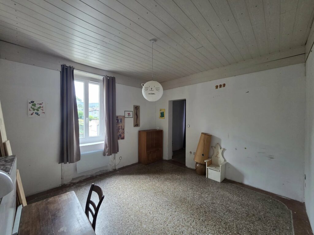 Maison offrant de nombreuses possibilités d&rsquo;aménagement à LAMASTRE