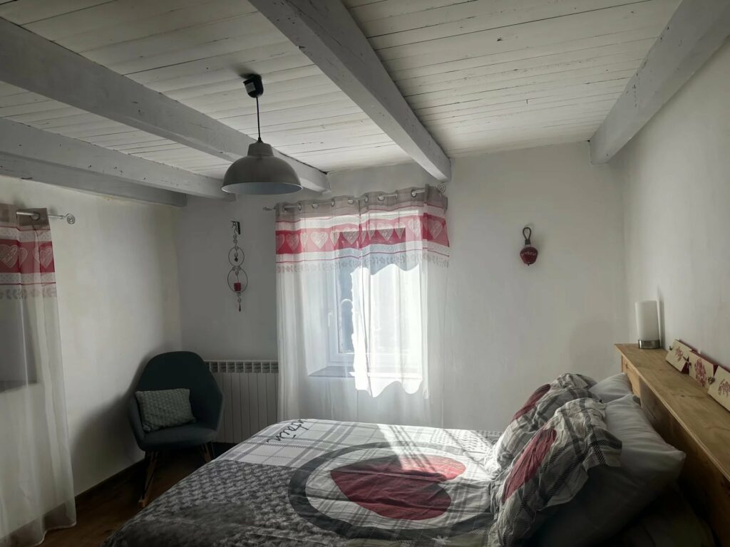 Ensemble immobilier en pierre de pays avec dépendances et terrains