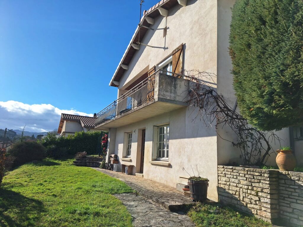 Grande maison individuelle avec terrain et garages