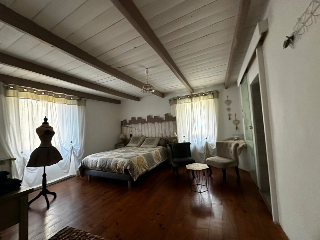 Ensemble immobilier en pierre de pays avec dépendances et terrains