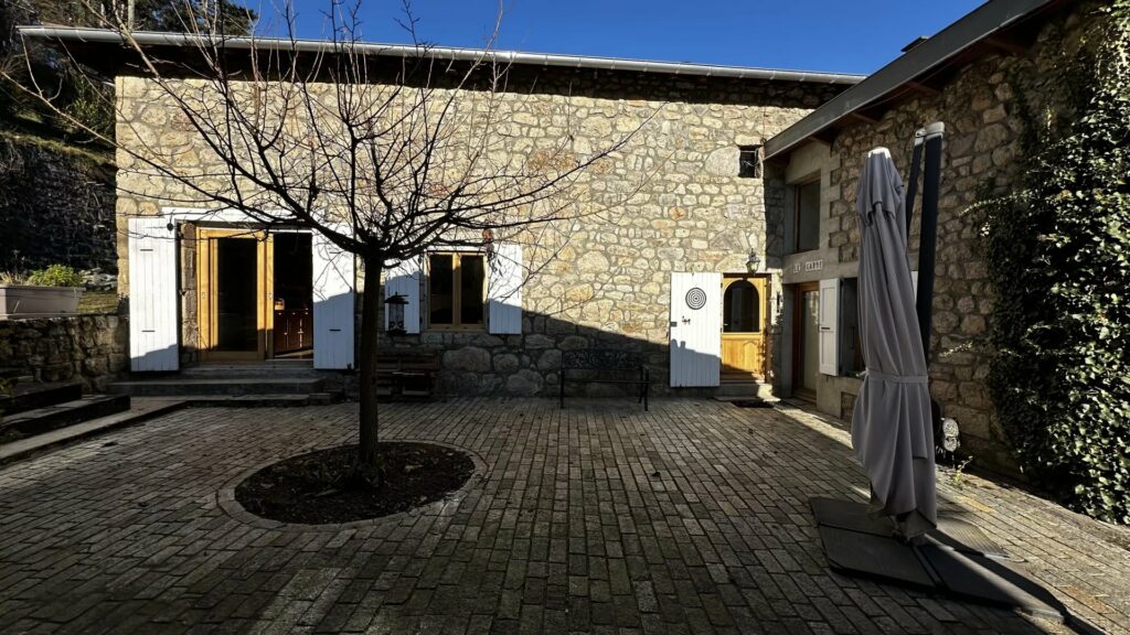 Propriété entièrement rénovée à DESAIGNES