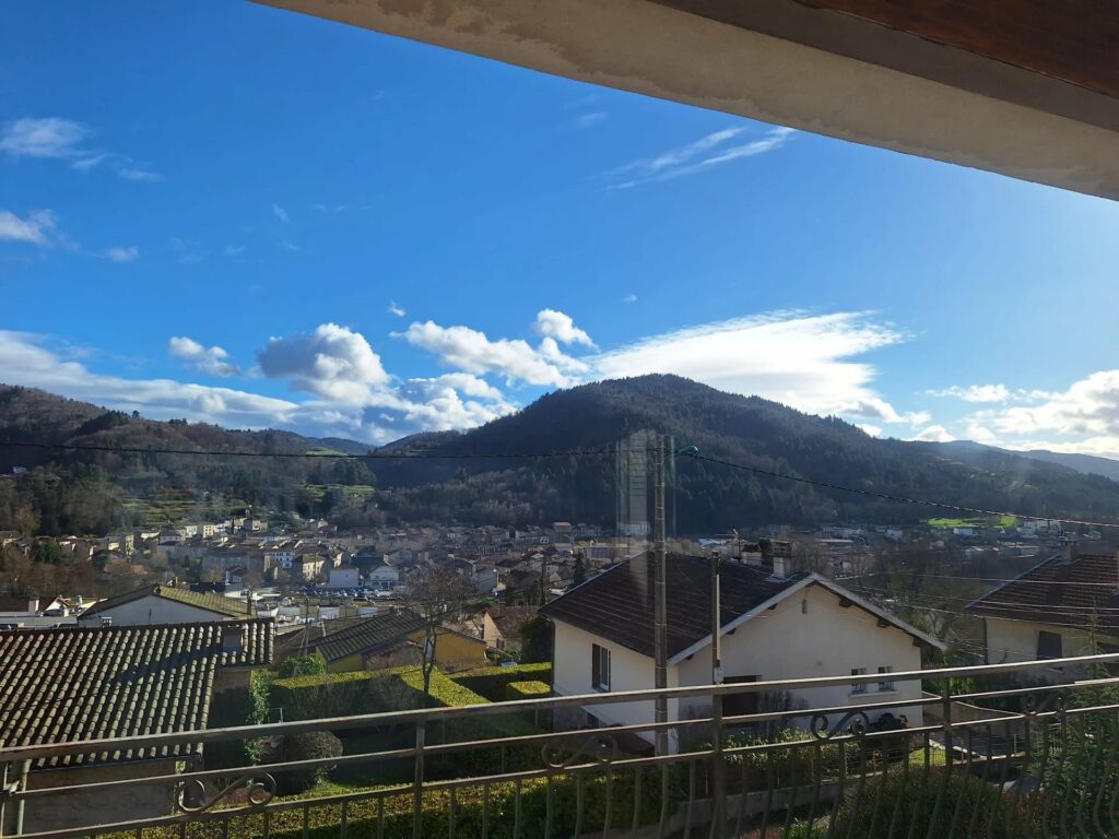 Grande maison individuelle avec terrain et garages