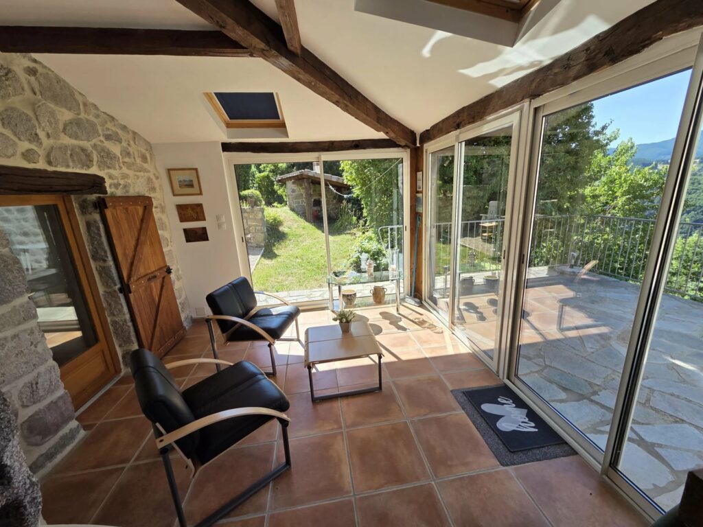 Propriété en pierre rénovée  243 m² habitables  Vue imprenable  Vallée de l&rsquo;Eyrieux