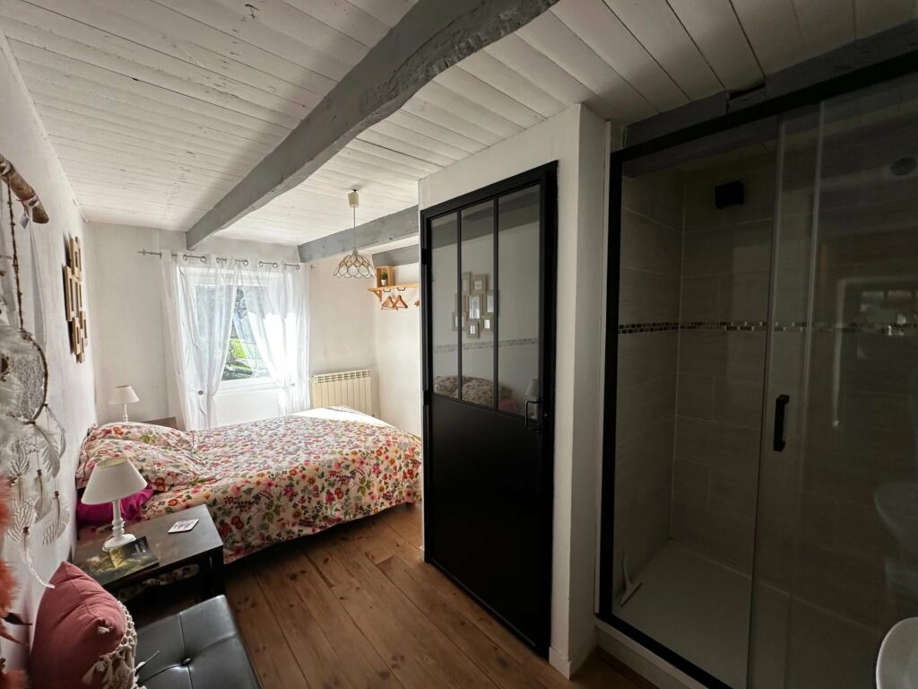 Ensemble immobilier en pierre de pays avec dépendances et terrains