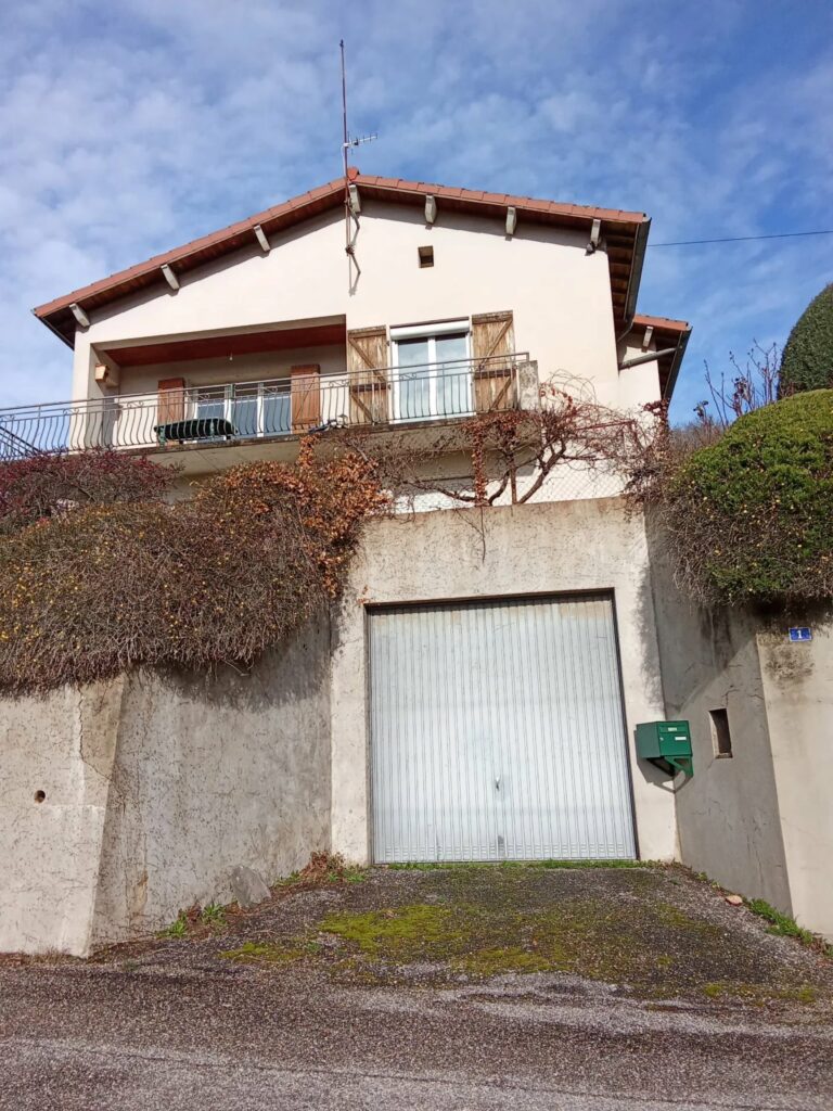 Grande maison individuelle avec terrain et garages