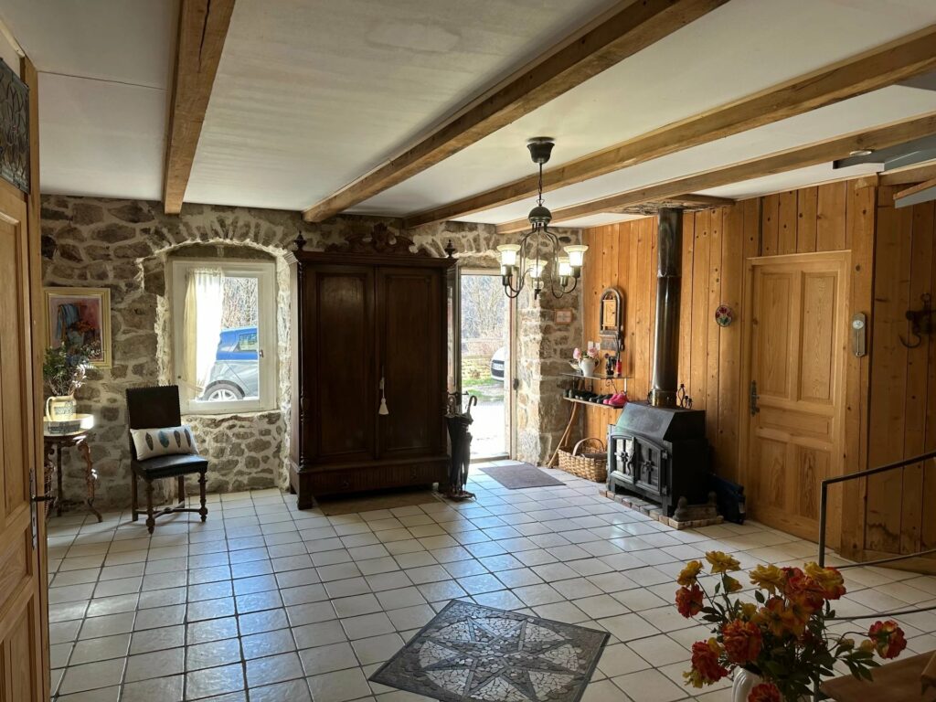 Grande Maison en pierre à SAINT PIERRE SUR DOUX