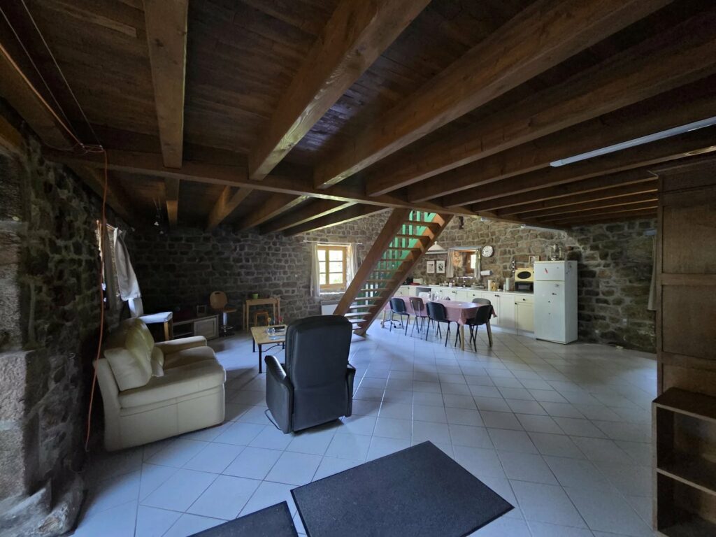 Maison de campagne en pierre  Vue dégagée et cadre paisible