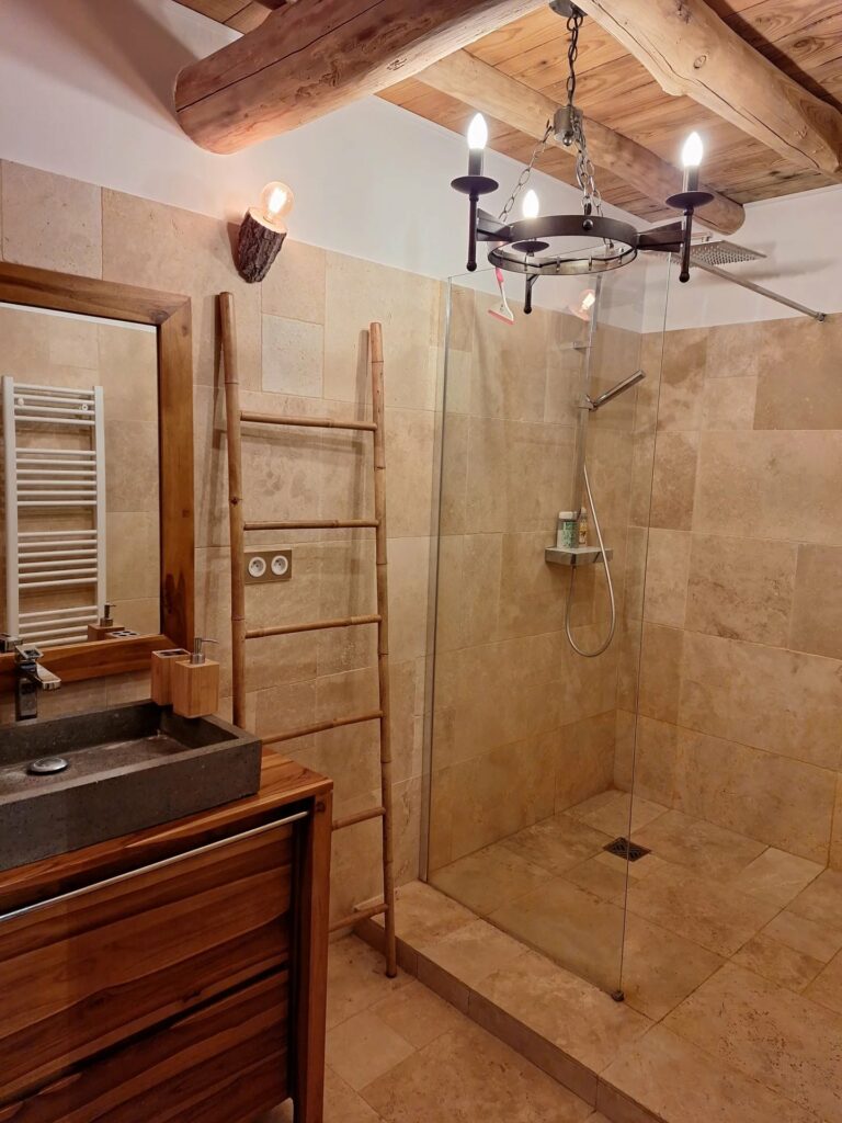 Propriété en pierre avec dépendances