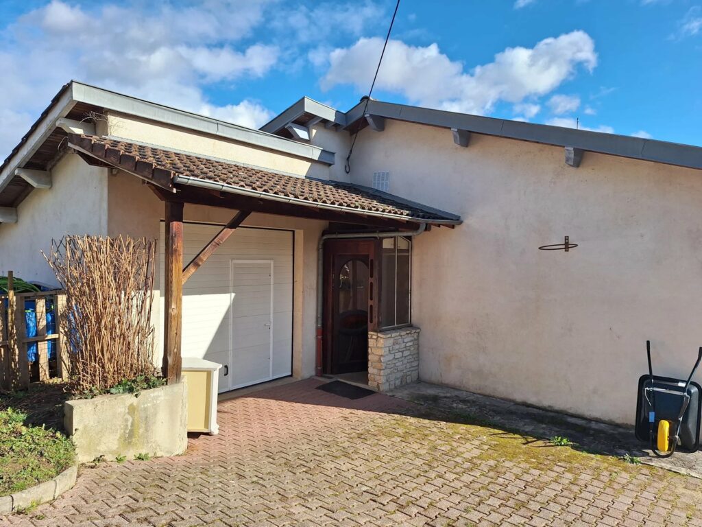 Grande maison individuelle avec terrain et garages