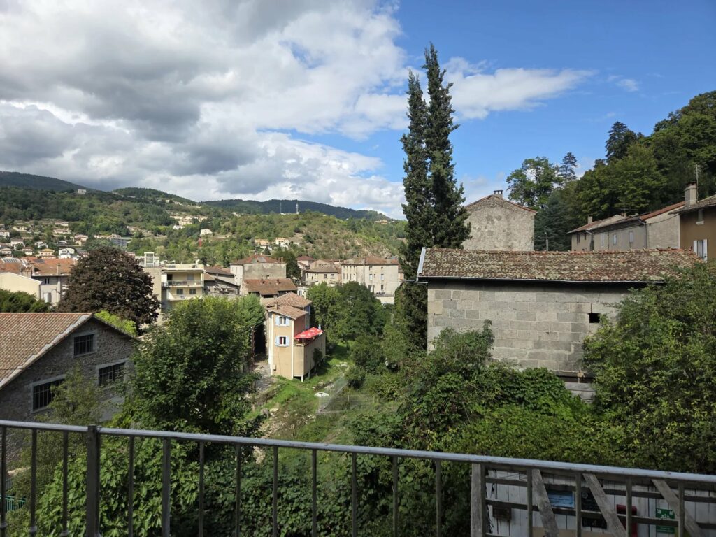 Maison offrant de nombreuses possibilités d&rsquo;aménagement à LAMASTRE