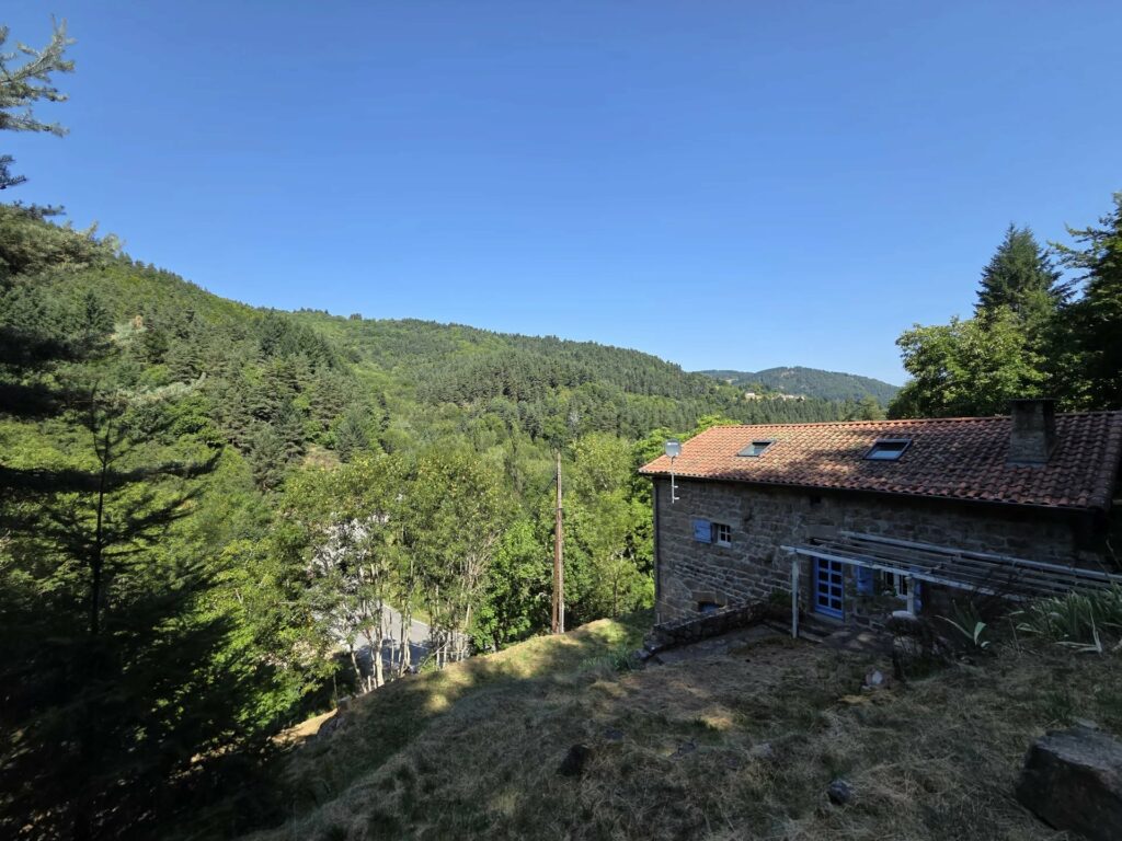 Maison de campagne en pierre  Vue dégagée et cadre paisible