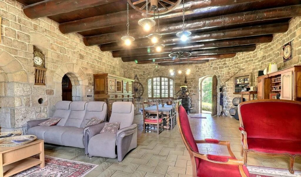 Propriété en pierre avec dépendances