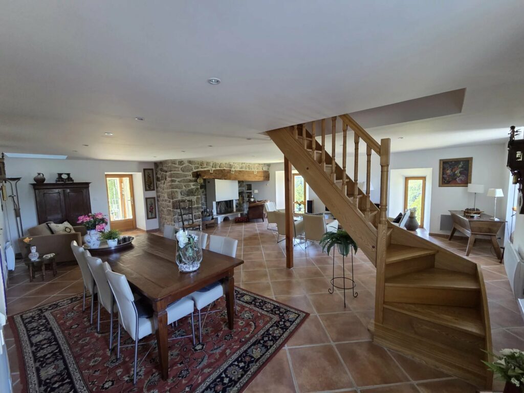 Propriété en pierre rénovée  243 m² habitables  Vue imprenable  Vallée de l&rsquo;Eyrieux