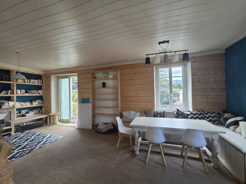 Maison offrant de nombreuses possibilités d&rsquo;aménagement à LAMASTRE