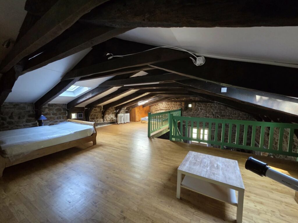 Maison de campagne en pierre  Vue dégagée et cadre paisible