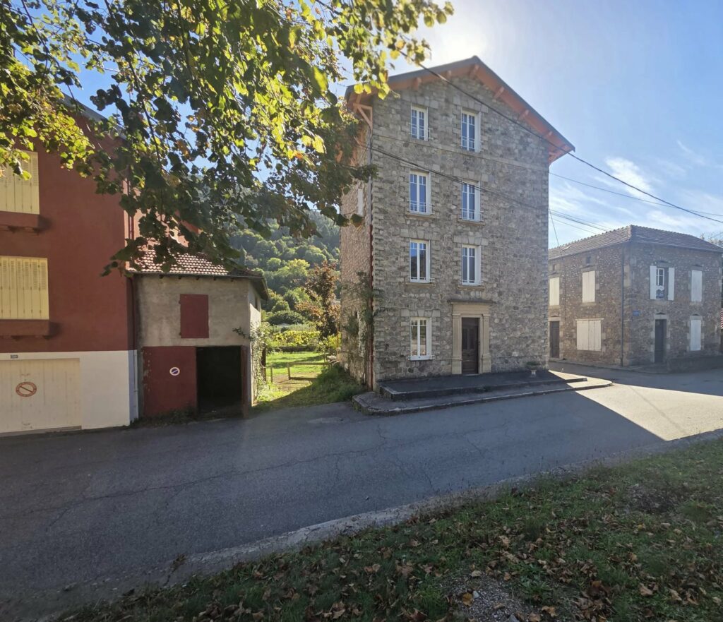 Maison de caractère en pierre  246 m²  Jardin  Centre de Lamastre à pied