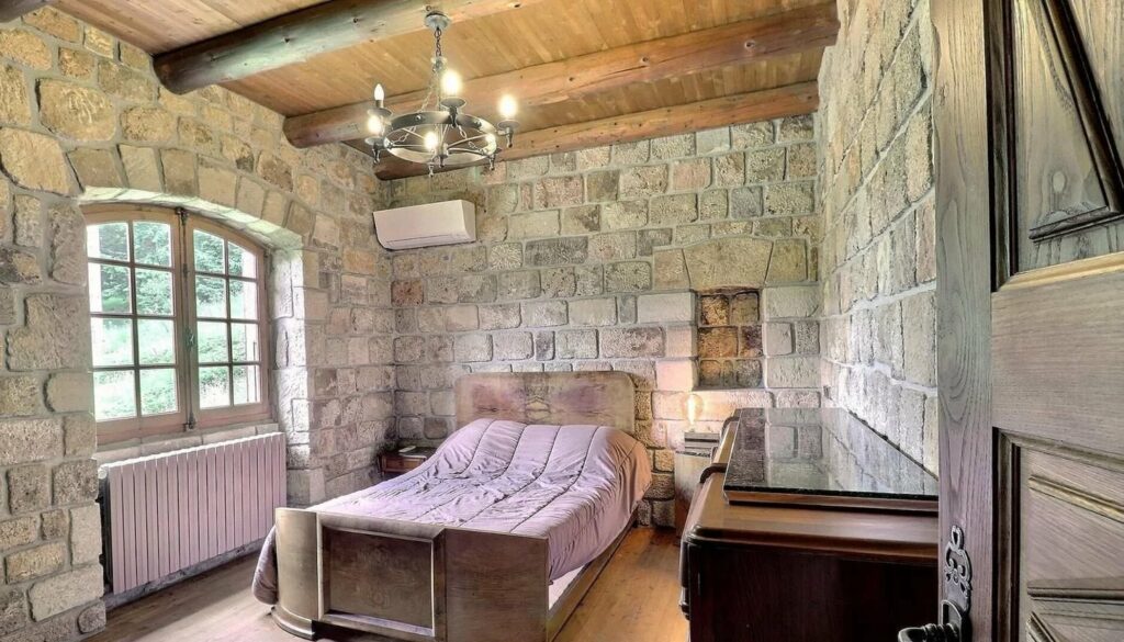 Propriété en pierre avec dépendances