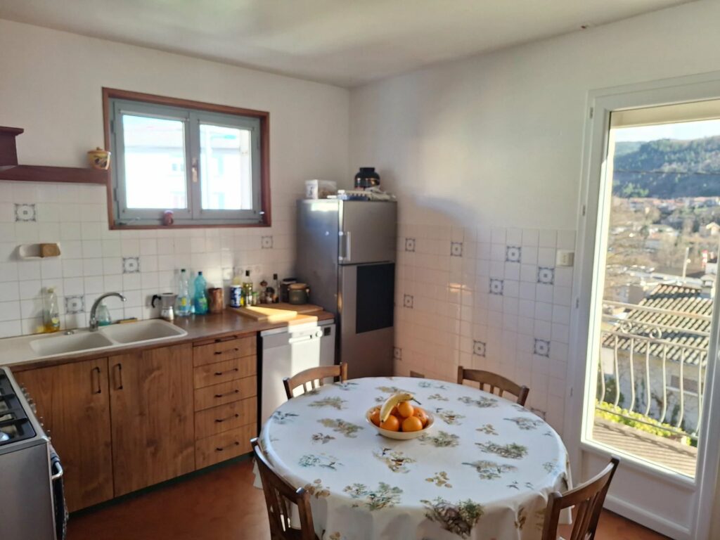 Grande maison individuelle avec terrain et garages